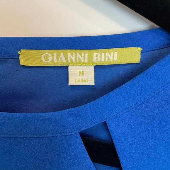 Gianni Bini shift dress with cutout detail at neck. - Picture 3 of 6